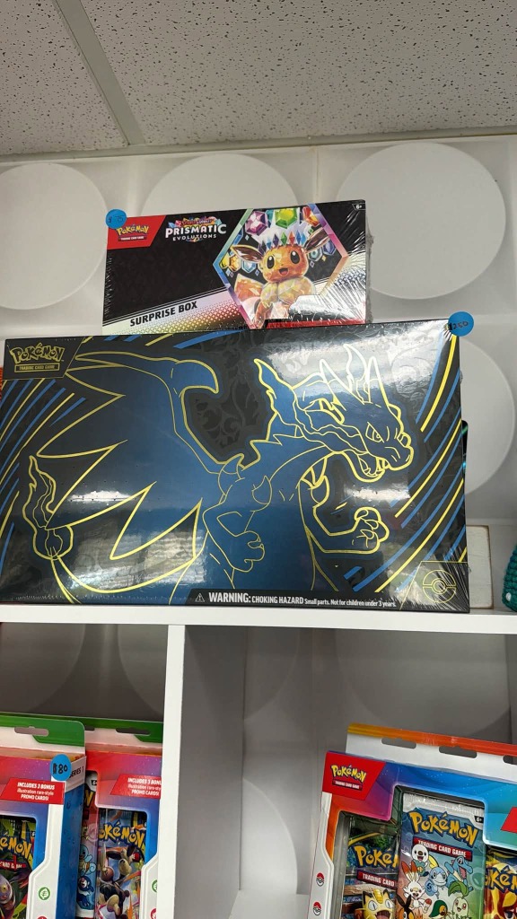 Pokemon Prismatic Evolutions y Charizard - Khriz Studio
